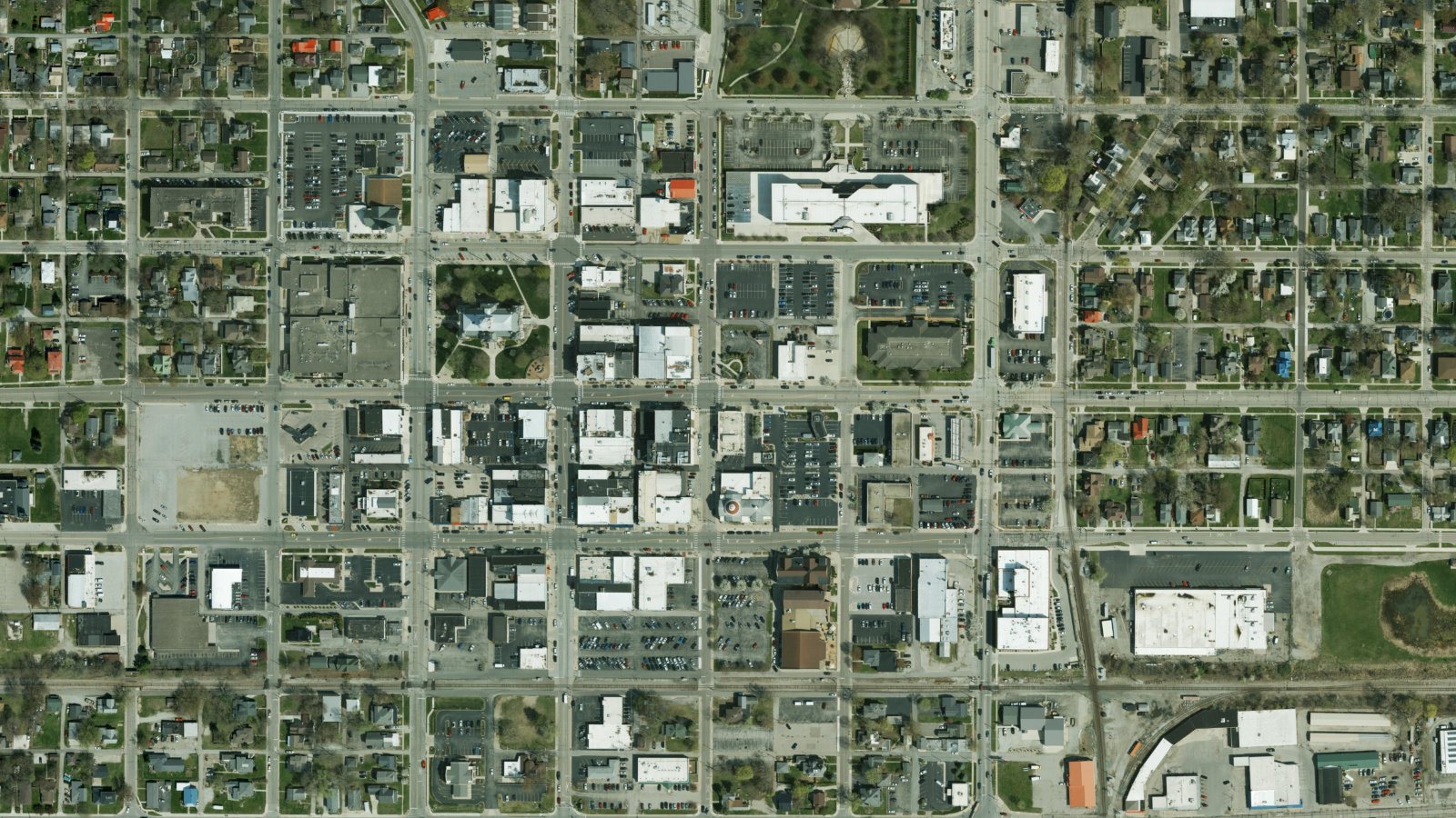 202 E CENTER ST, WARSAW, IN（本社・衛星）