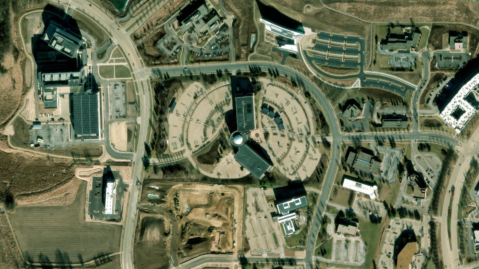 4902 NORTH BILTMORE LANE, MADISON, WI(本社・衛星)