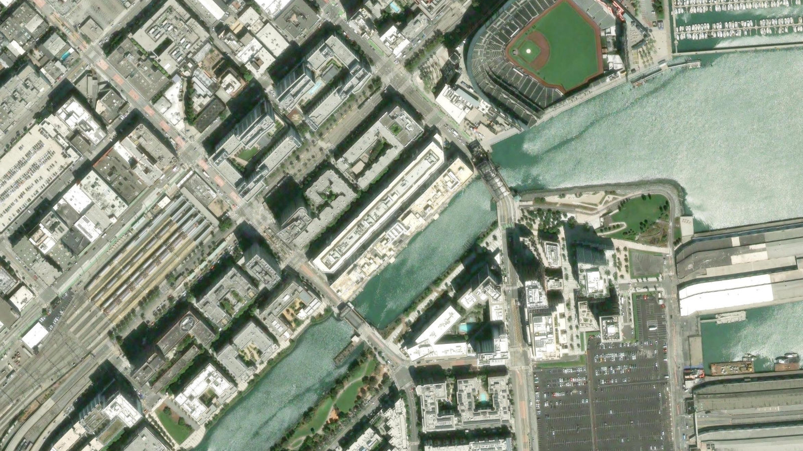 185 BERRY STREET, SAN FRANCISCO, CA(本社・衛星)