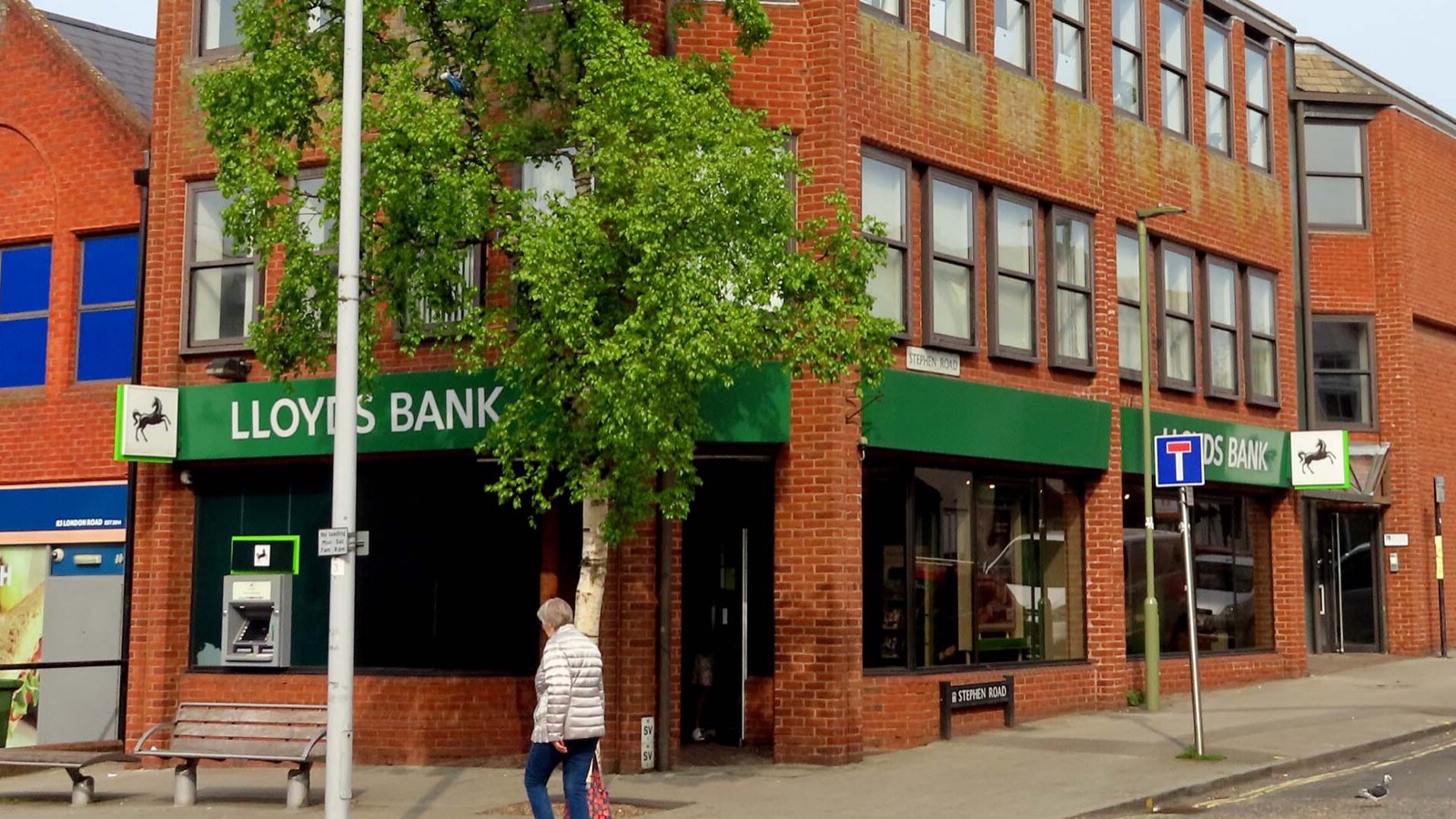英オックスフォード・ヘディントンのロイズ銀行支店。緑のファサードに白抜きの「LLOYDS BANK」と黒馬ロゴが並ぶ角地の店舗。