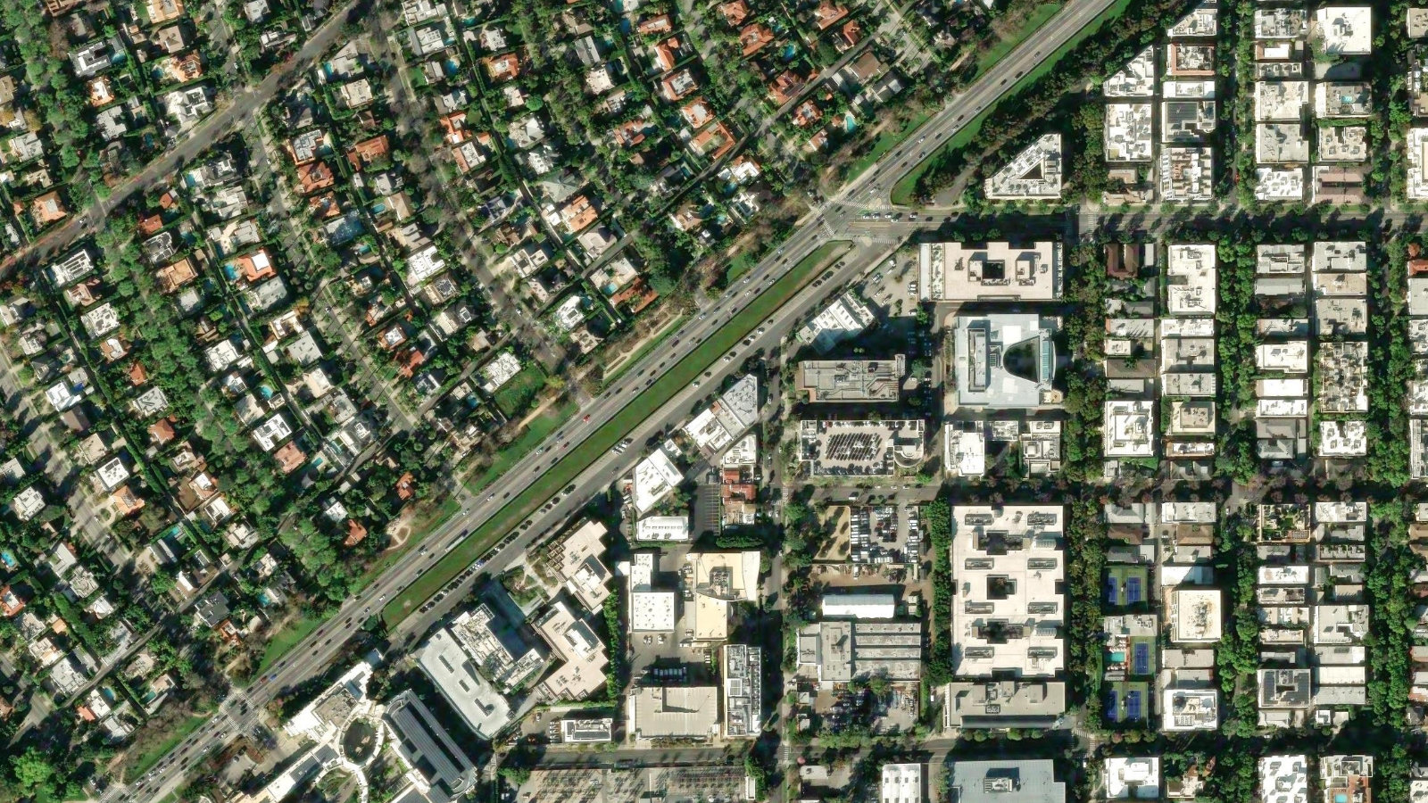 9348 CIVIC CENTER DRIVE, BEVERLY HILLS, CA（本社・衛星）