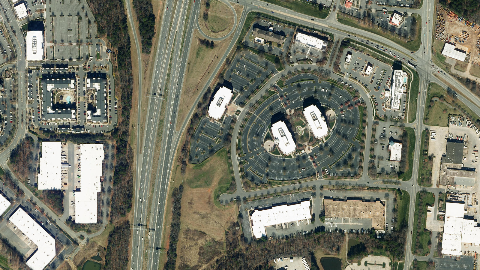 9335 HARRIS CORNERS PKWY, CHARLOTTE, NC（本社・衛星）