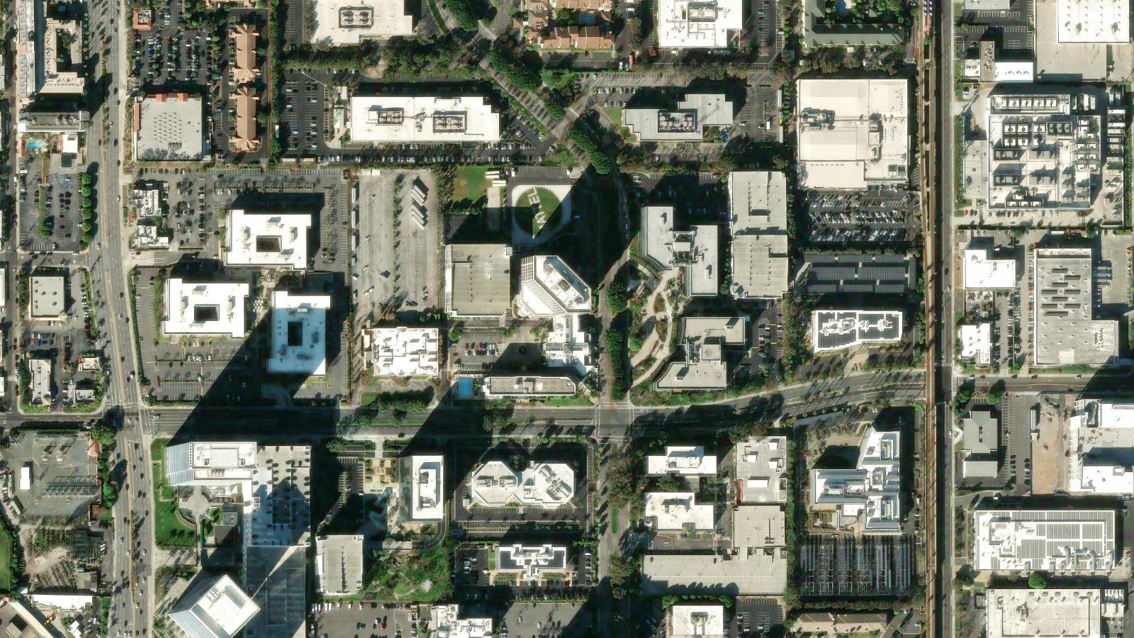 333 CONTINENTAL BLVD, EL SEGUNDO, CA(本社・衛星)