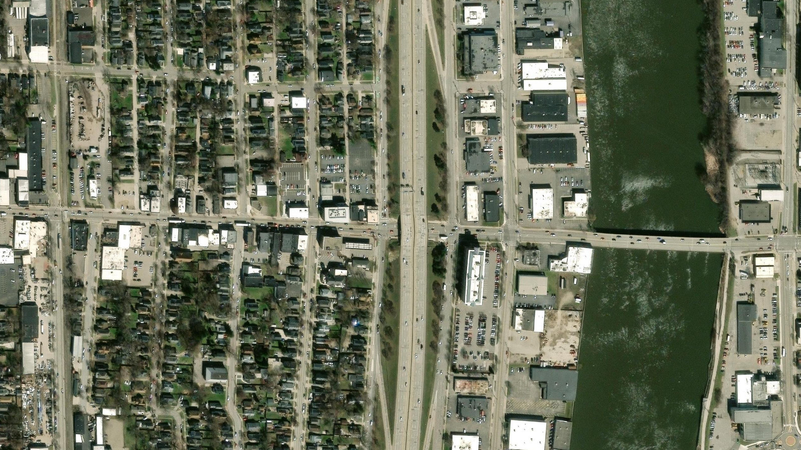310 LEONARD STREET NW, GRAND RAPIDS, MI（本社・衛星）