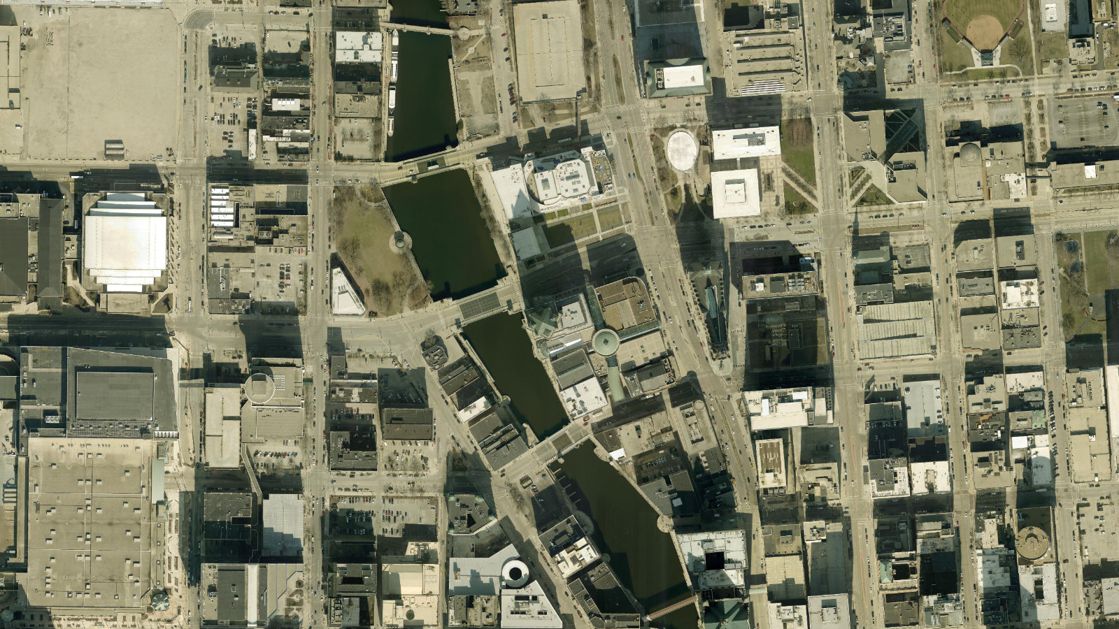 111 EAST KILBOURN AVENUE, MILWAUKEE, WI(本社・衛星)