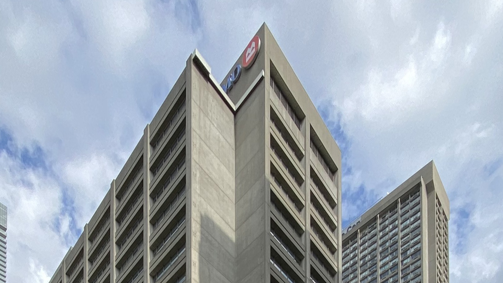 マニュライフ・センター(トロント、Bloor & Bay)。屋上に赤いマニュライフのロゴと社名を掲げる、逆ピラミッド型のブルータリズム様式タワー。