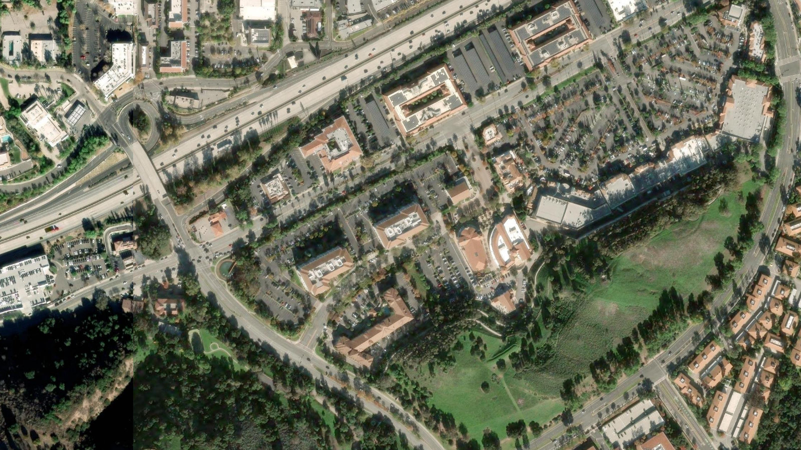 23975 PARK SORRENTO, CALABASAS, CA(本社・衛星)
