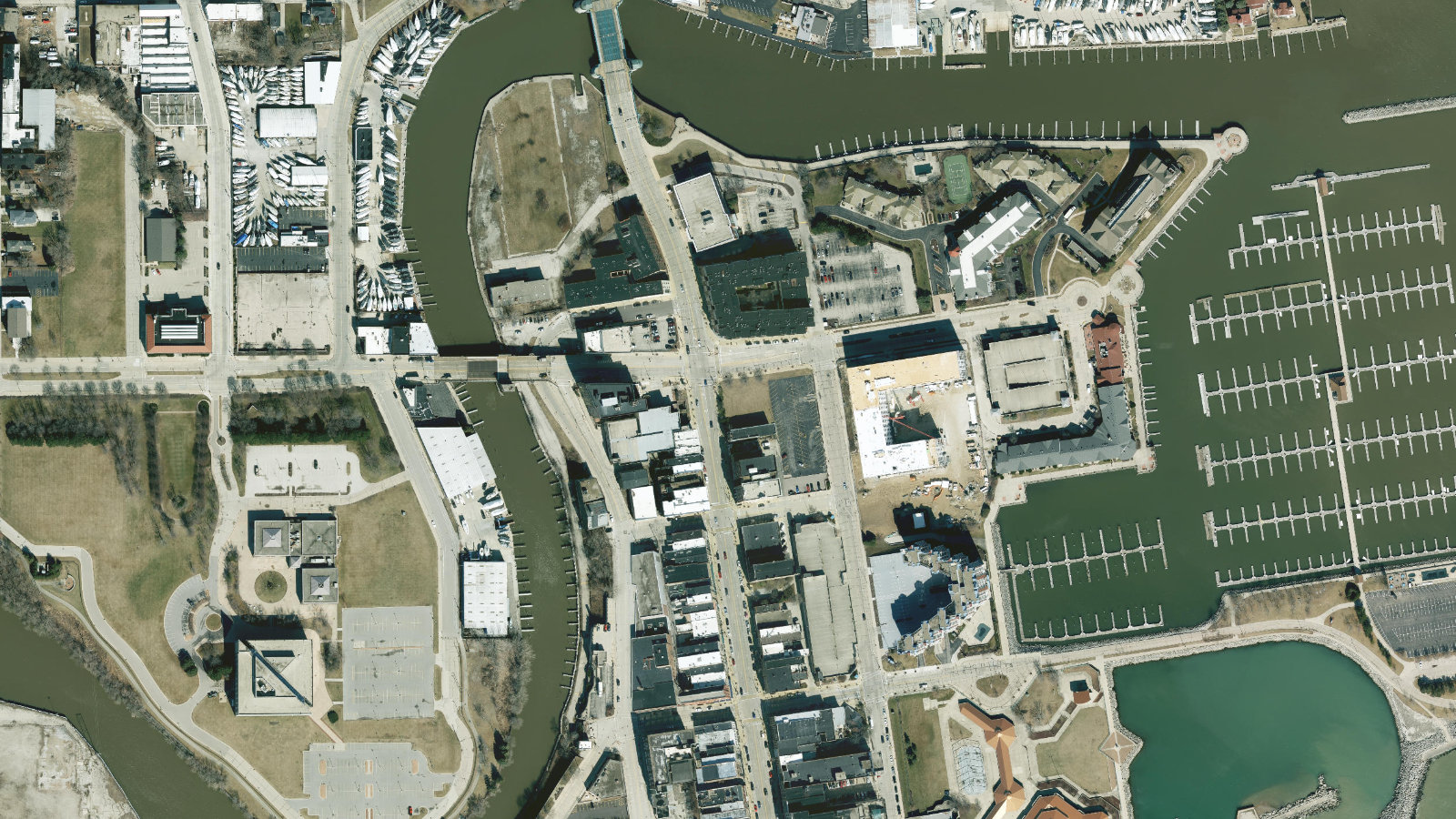 1500 DEKOVEN AVE, RACINE, WI(本社・衛星)