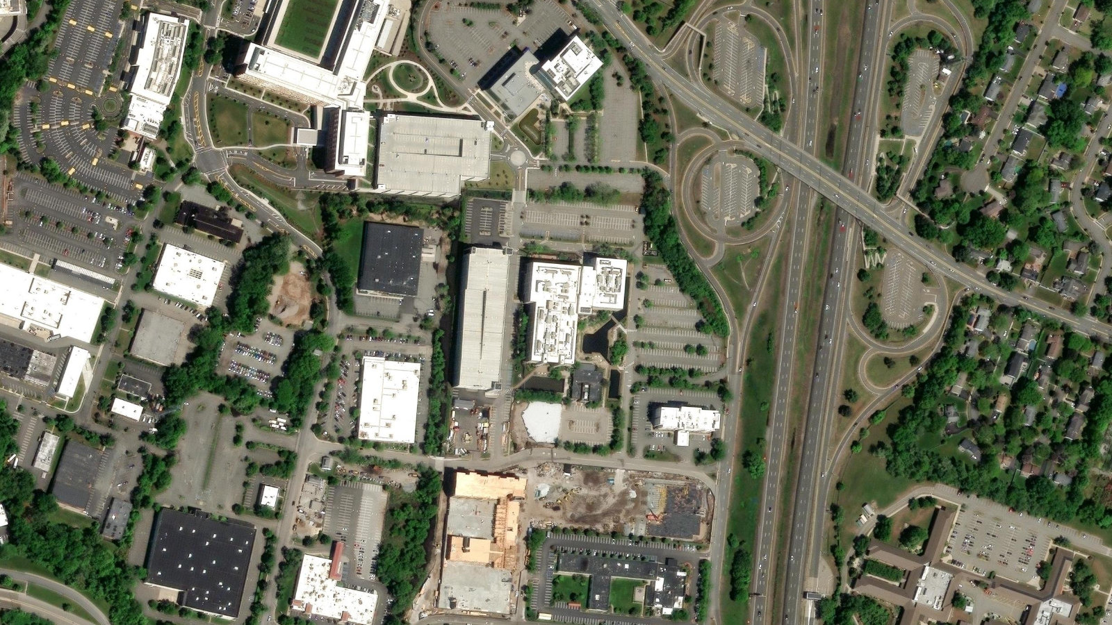 650 FROM ROAD, PARAMUS, NJ(本社・衛星)