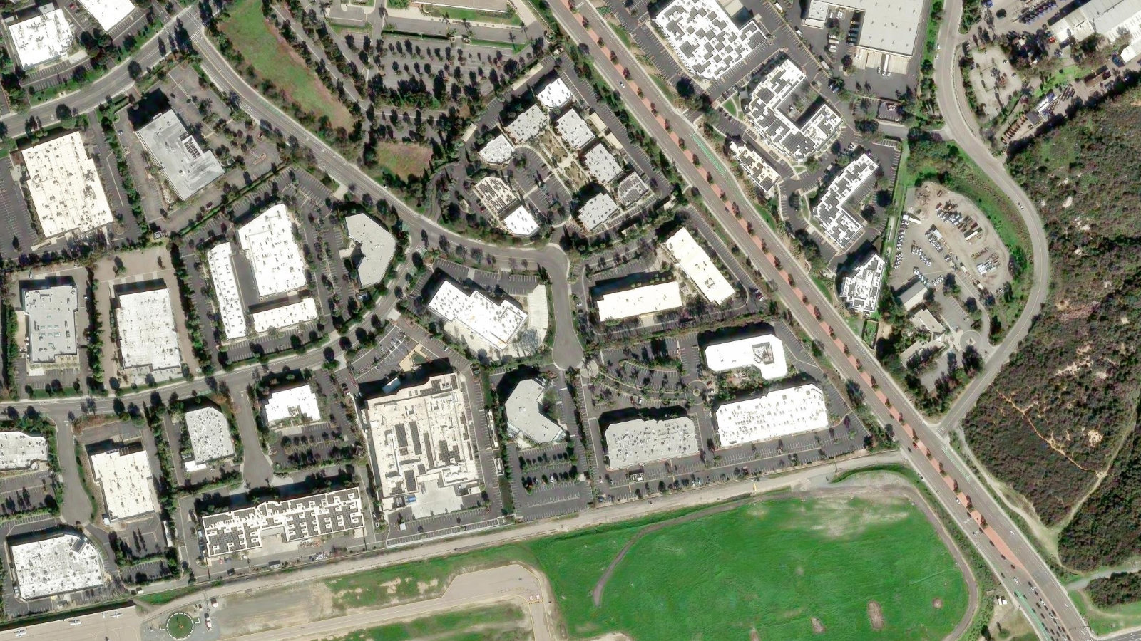 5966 LA PLACE CT., CARLSBAD, CA(本社・衛星)