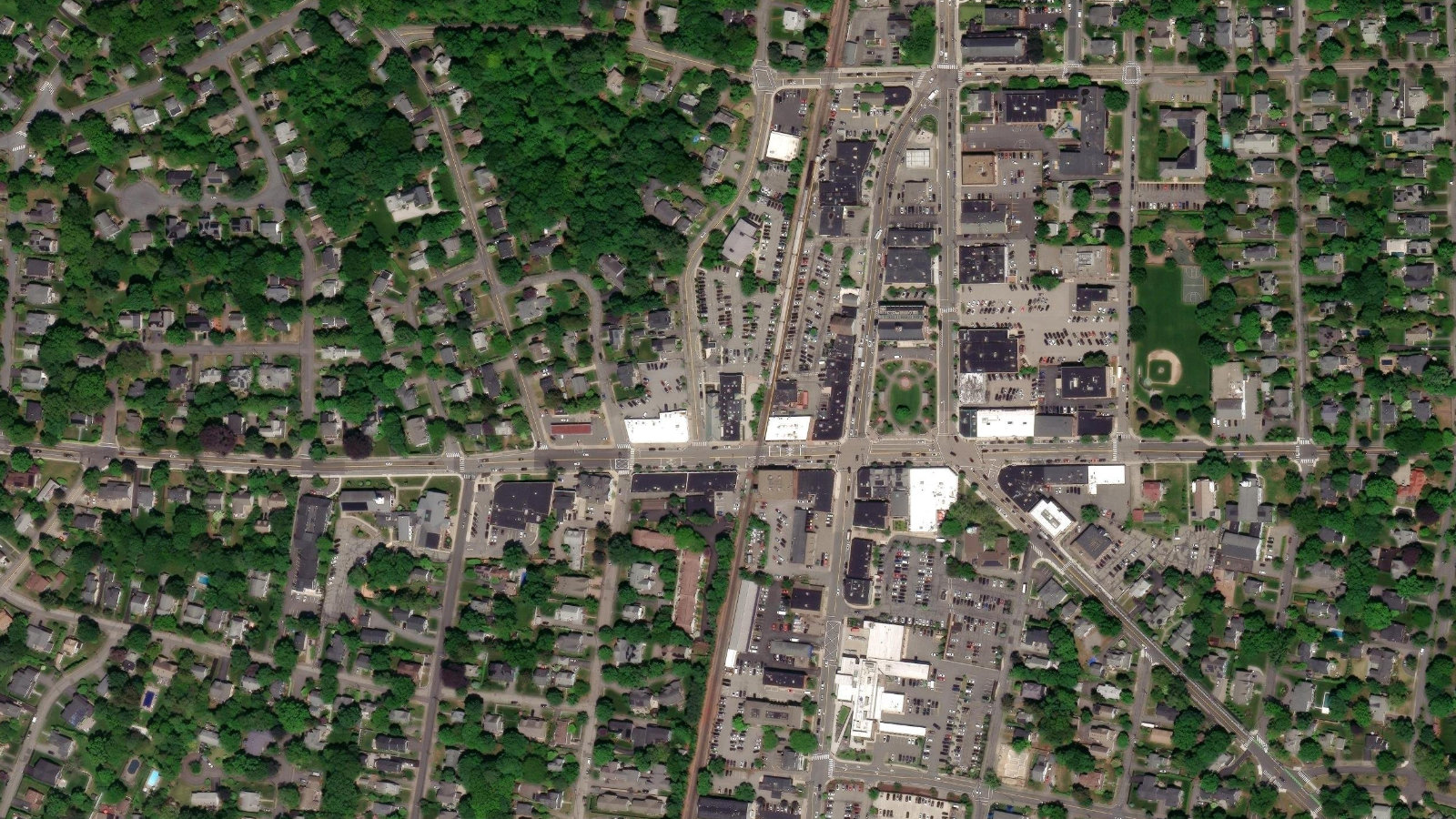 1063 GREAT PLAIN AVENUE, NEEDHAM, MA(本社・衛星)