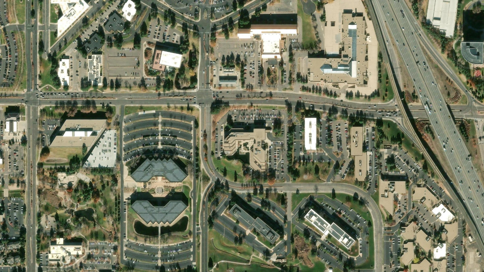 7800 EAST ORCHARD ROAD, GREENWOOD VILLAGE, CO（本社・衛星）