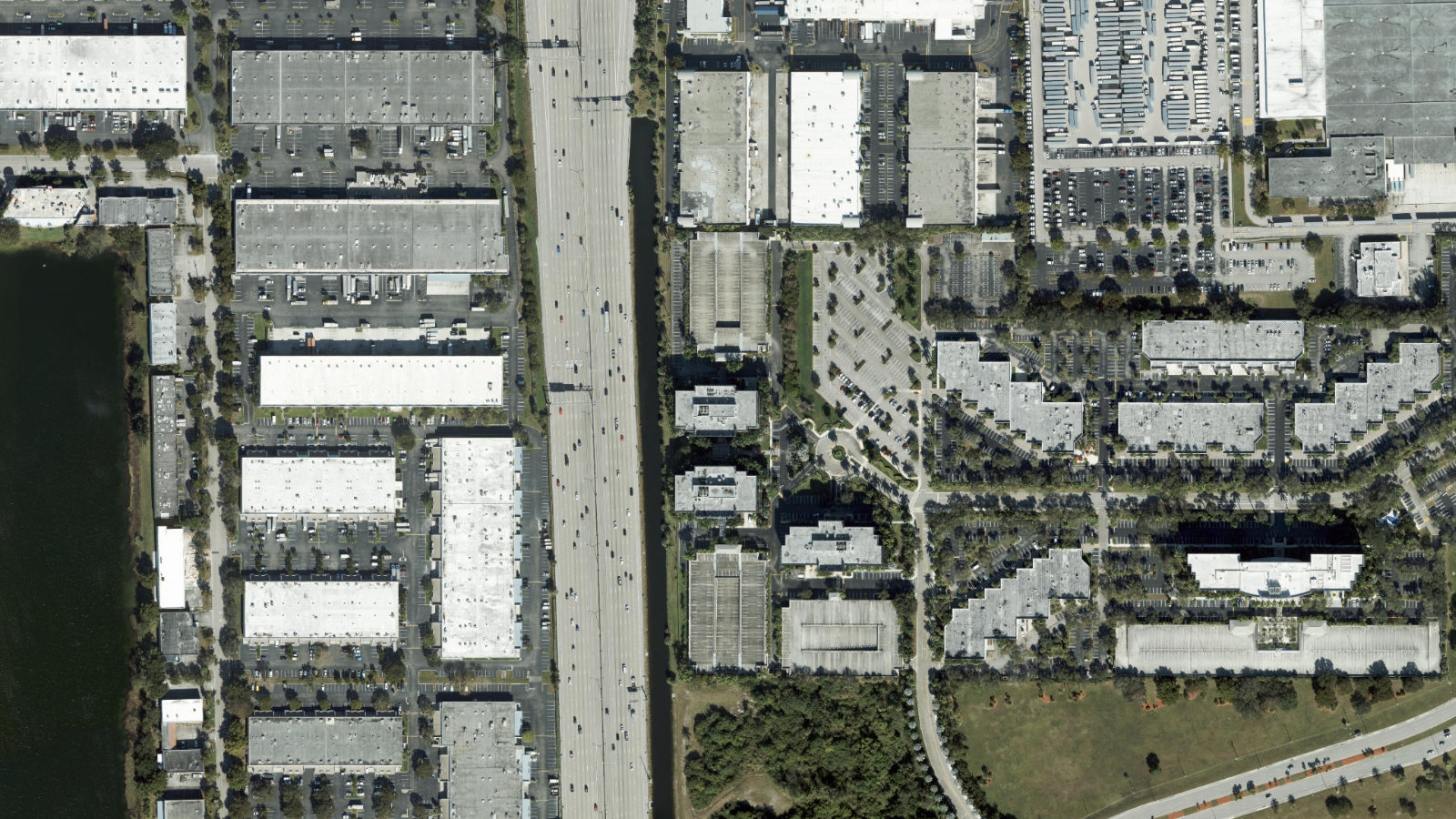 7665 CORPORATE DRIVE, MIAMI, FL(本社・衛星)