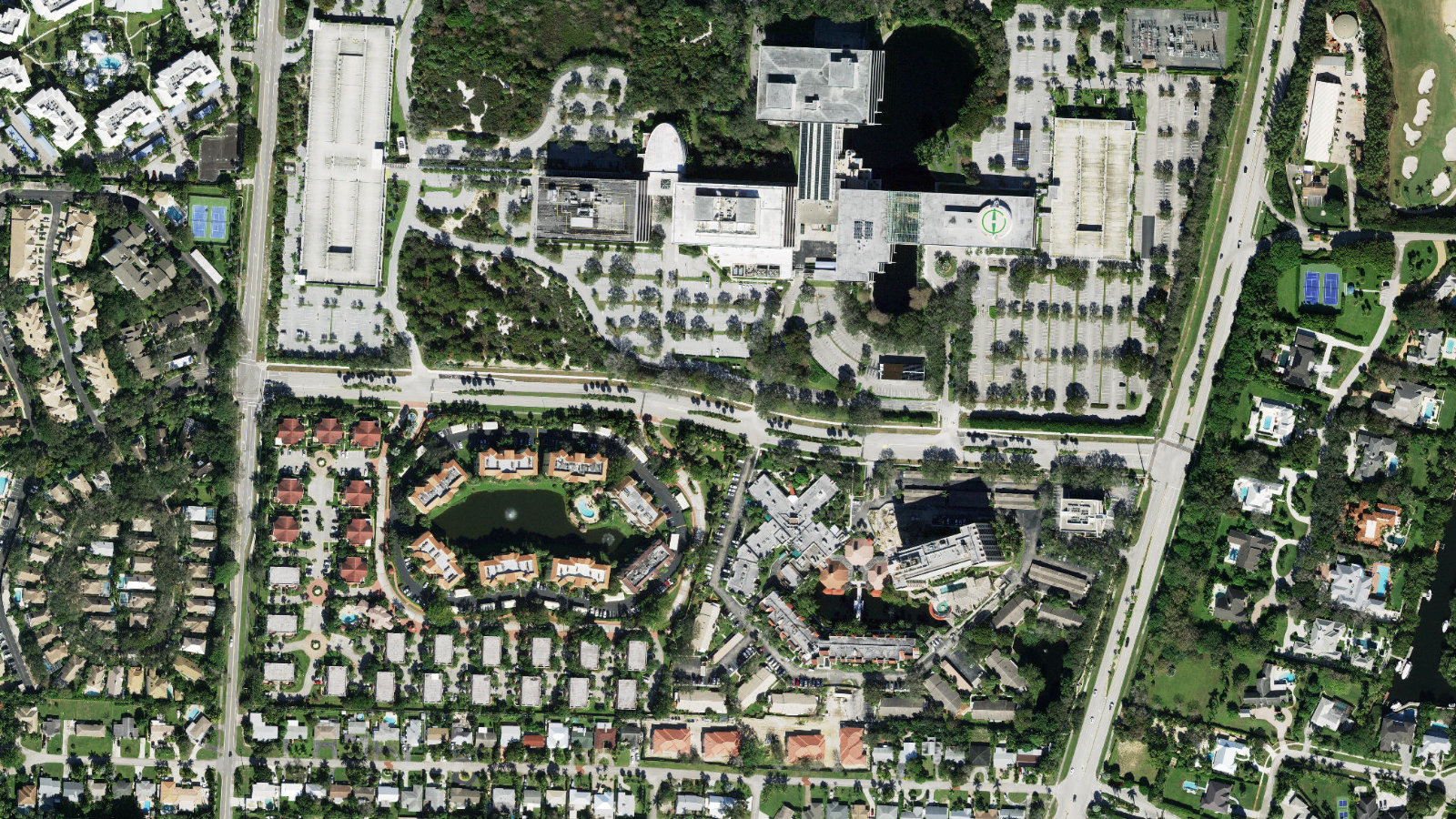 700 UNIVERSE BLVD, JUNO BEACH, FL（本社・衛星）