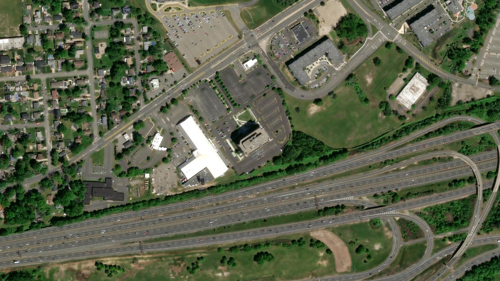 581 MAIN STREET, WOODBRIDGE, NJ（本社・衛星）