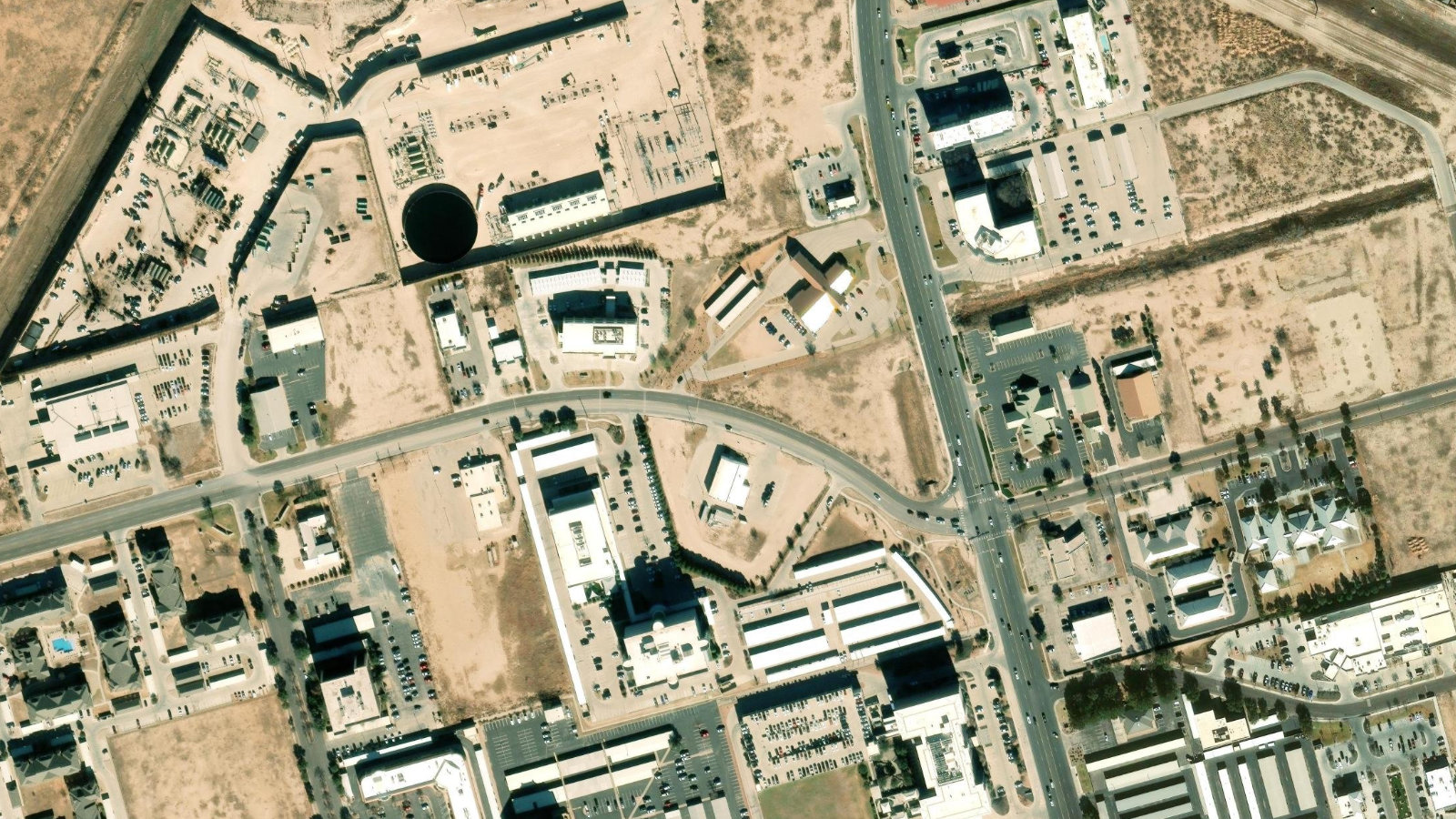 404 VETERANS AIRPARK LANE, MIDLAND, TX(本社・衛星)