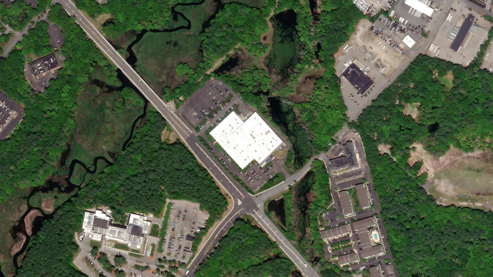 125 MIDDLESEX TURNPIKE, BEDFORD, MA(本社・衛星)