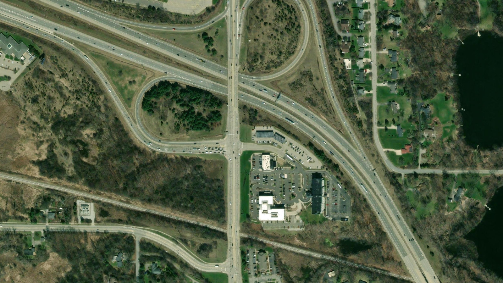 3333 DEPOSIT DRIVE NE, GRAND RAPIDS, MI(本社・衛星)