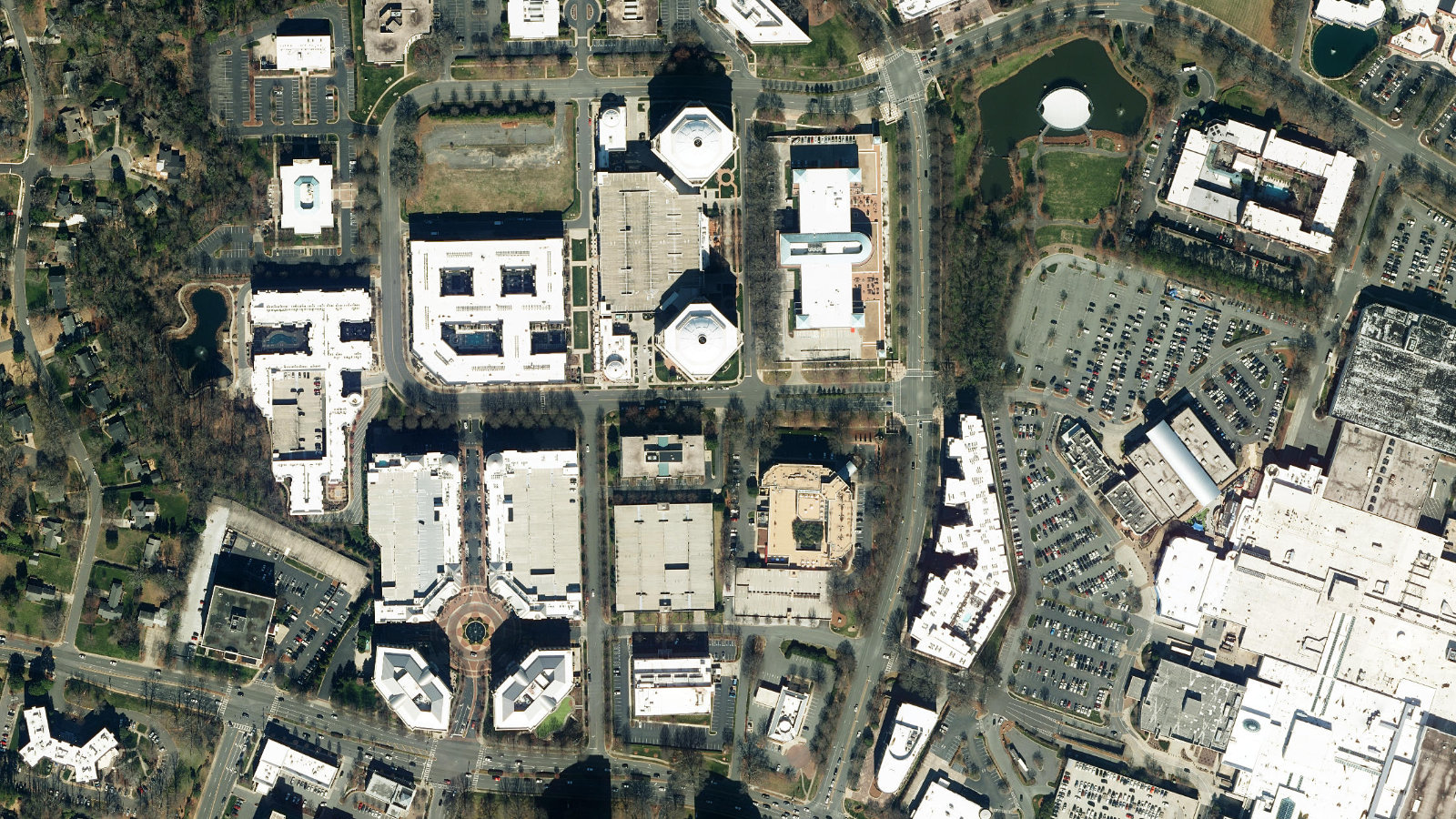 5605 CARNEGIE BOULEVARD, CHARLOTTE, NC(本社・衛星)