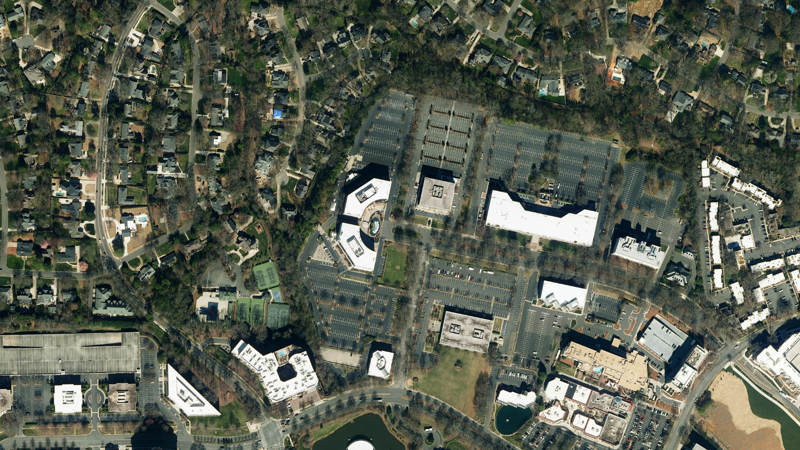 1915 REXFORD RD, CHARLOTTE, NC（本社・衛星）