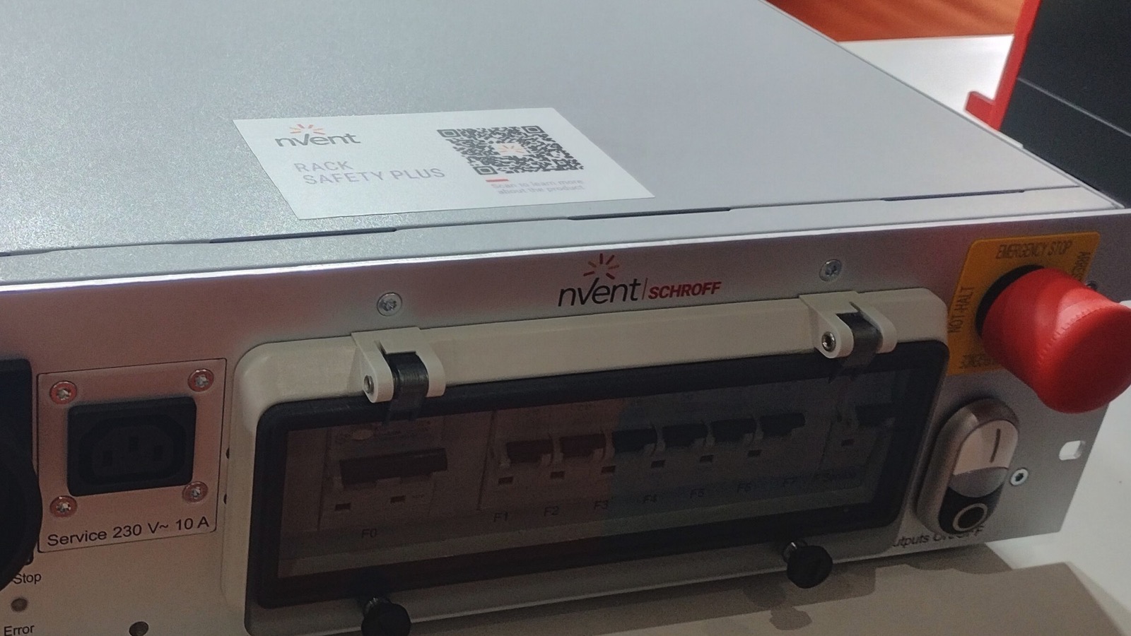 nVent Schroff ブランドの電源・保護ユニット「Rack Safety Plus」。前面パネルに nVent | SCHROFF のロゴ、天面に nVent の製品ラベルが入る(2025年、バンガロール国際展示センター Electronica India)。