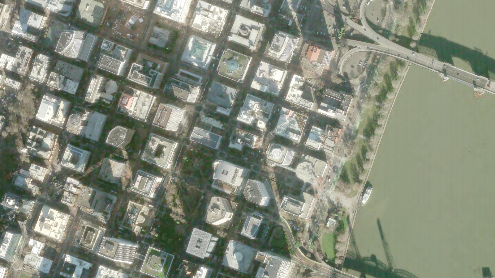 250 SW TAYLOR STREET, PORTLAND, OR（本社・衛星）