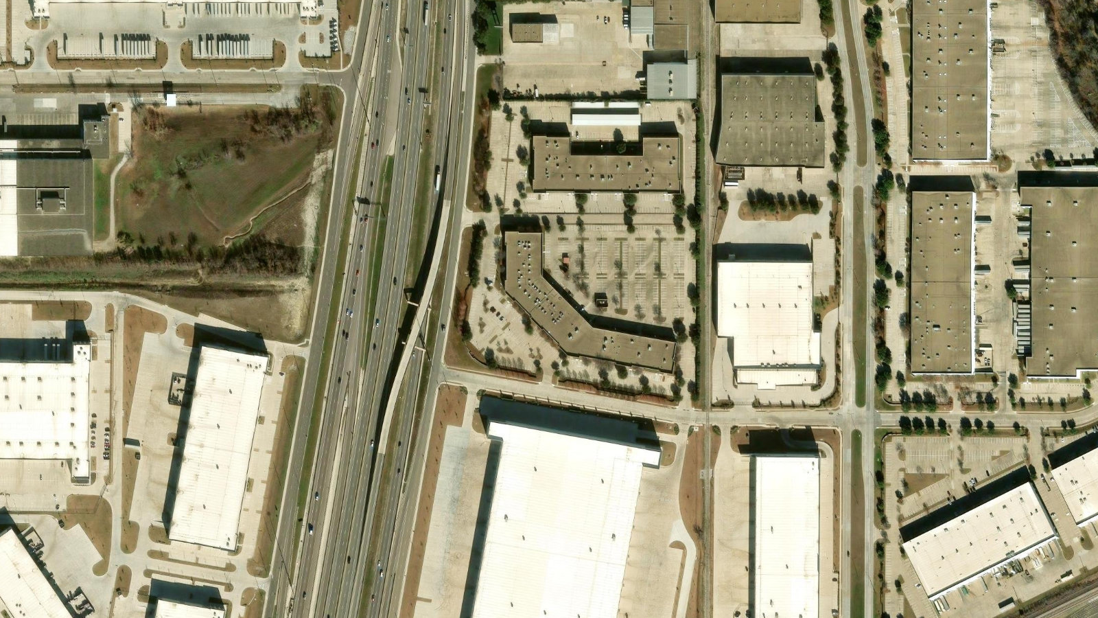 4220 NORTH FREEWAY, FORT WORTH, TX（本社・衛星）
