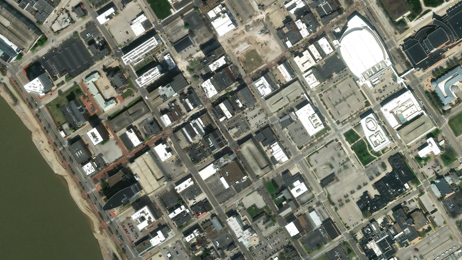 601 N.W. SECOND STREET, EVANSVILLE, IN(本社・衛星)