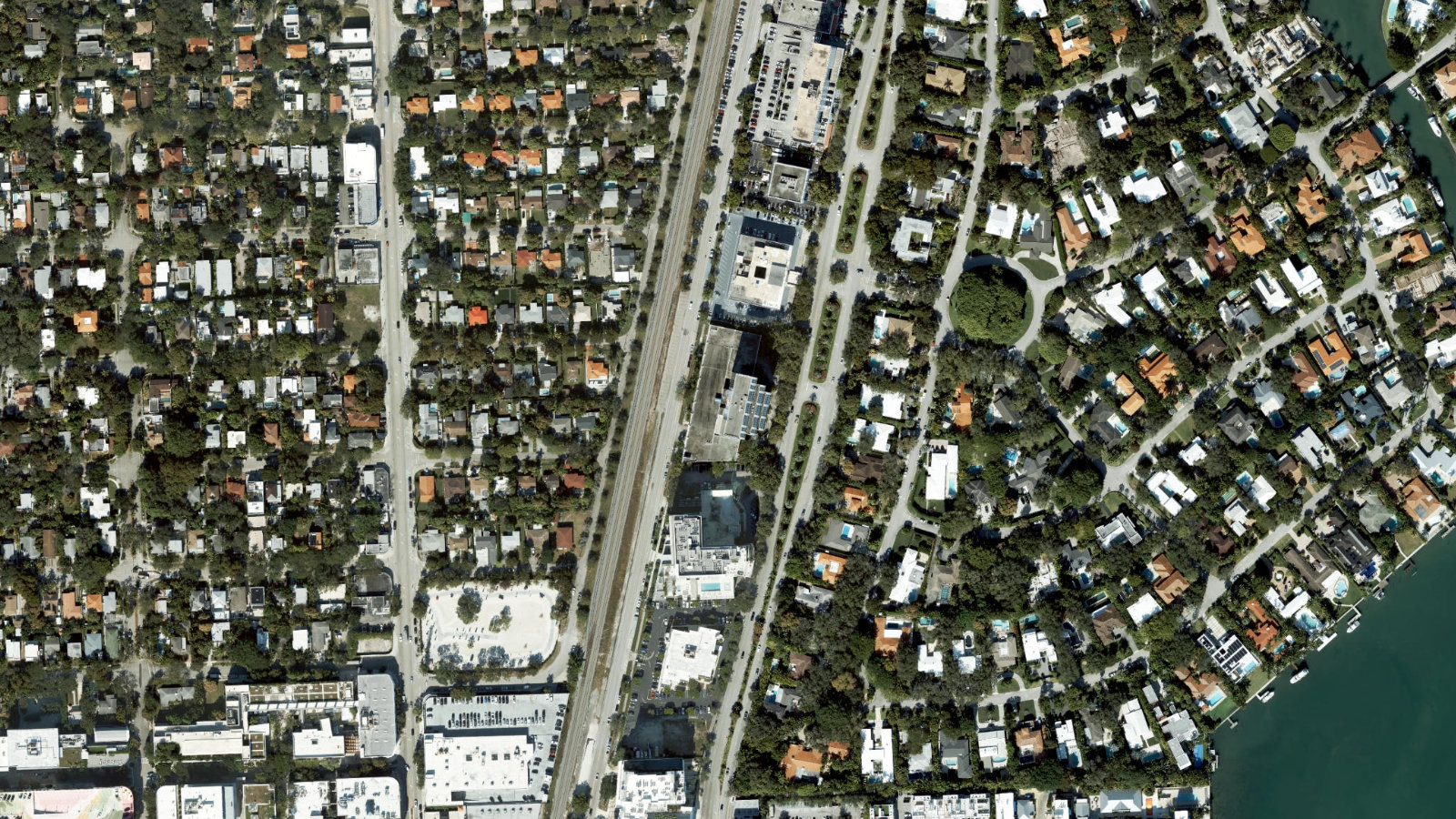 4400 BISCAYNE BLVD., MIAMI, FL（本社・衛星）