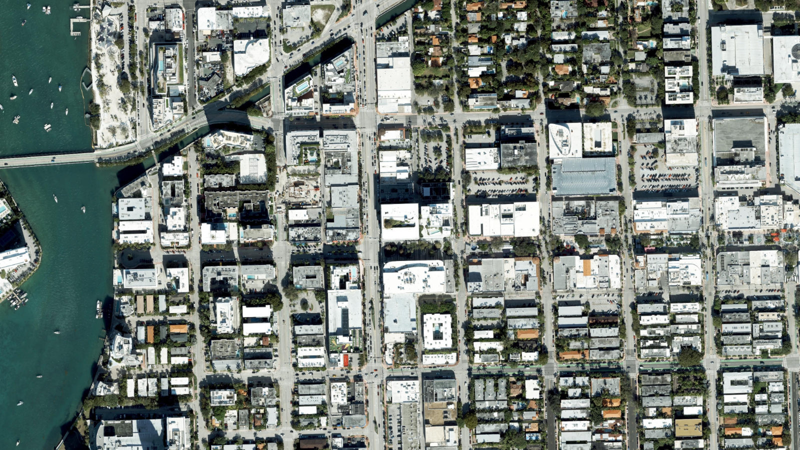 1111 LINCOLN ROAD, MIAMI BEACH, FL（本社・衛星）