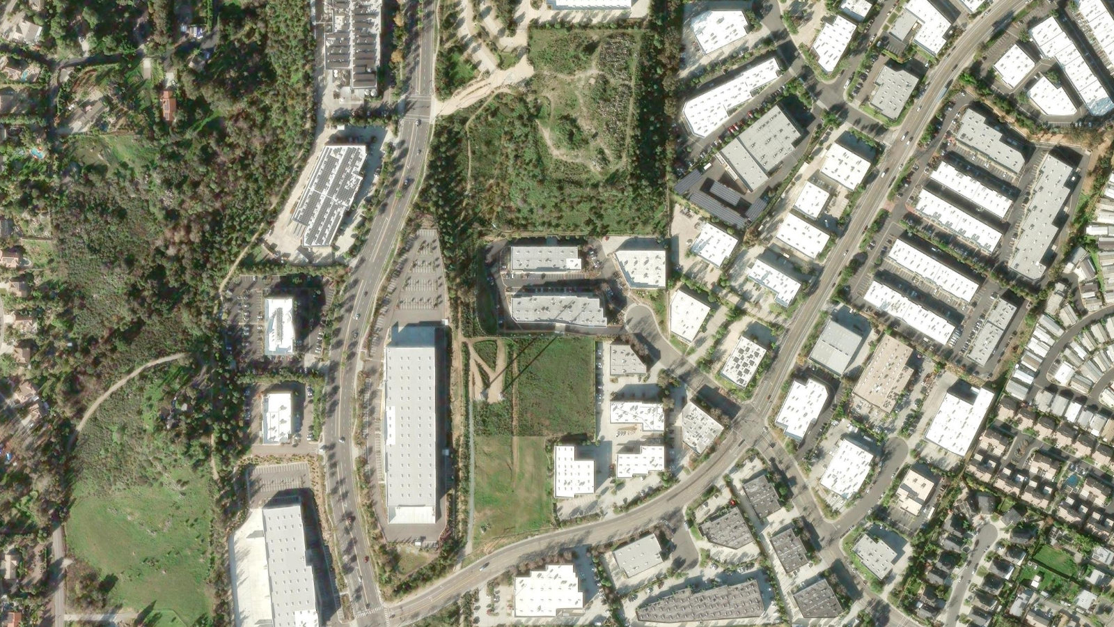 2235 ENTERPRISE ST, ESCONDIDO, CA（本社・衛星）