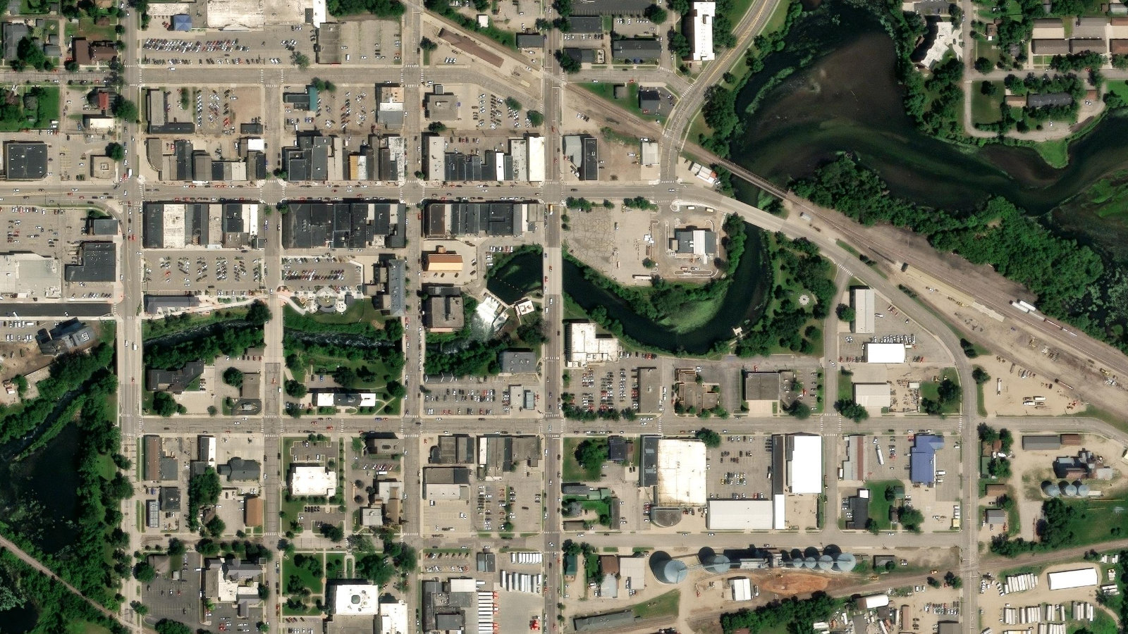 215 S CASCADE ST, FERGUS FALLS, MN(本社・衛星)