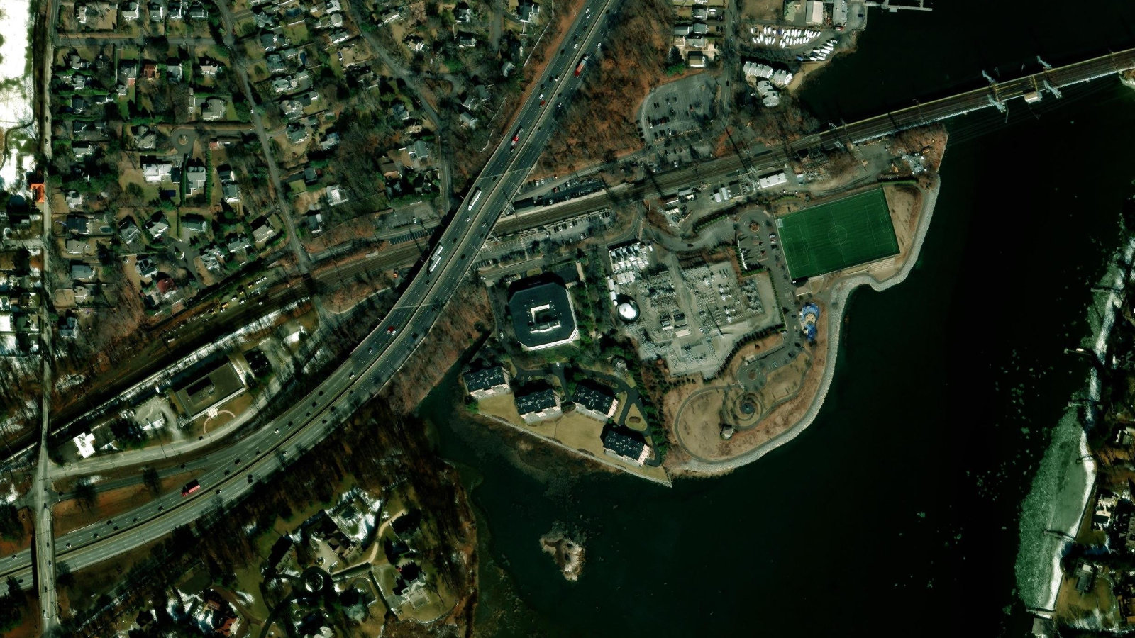 8 SOUND SHORE DR, GREENWICH, CT（本社・衛星）