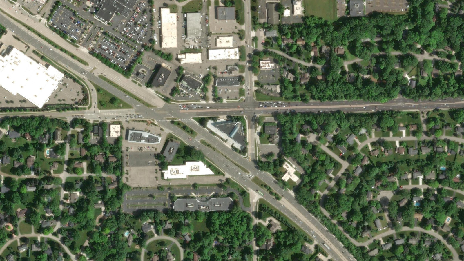 2555 TELEGRAPH RD, BLOOMFIELD HILLS, MI（本社・衛星）