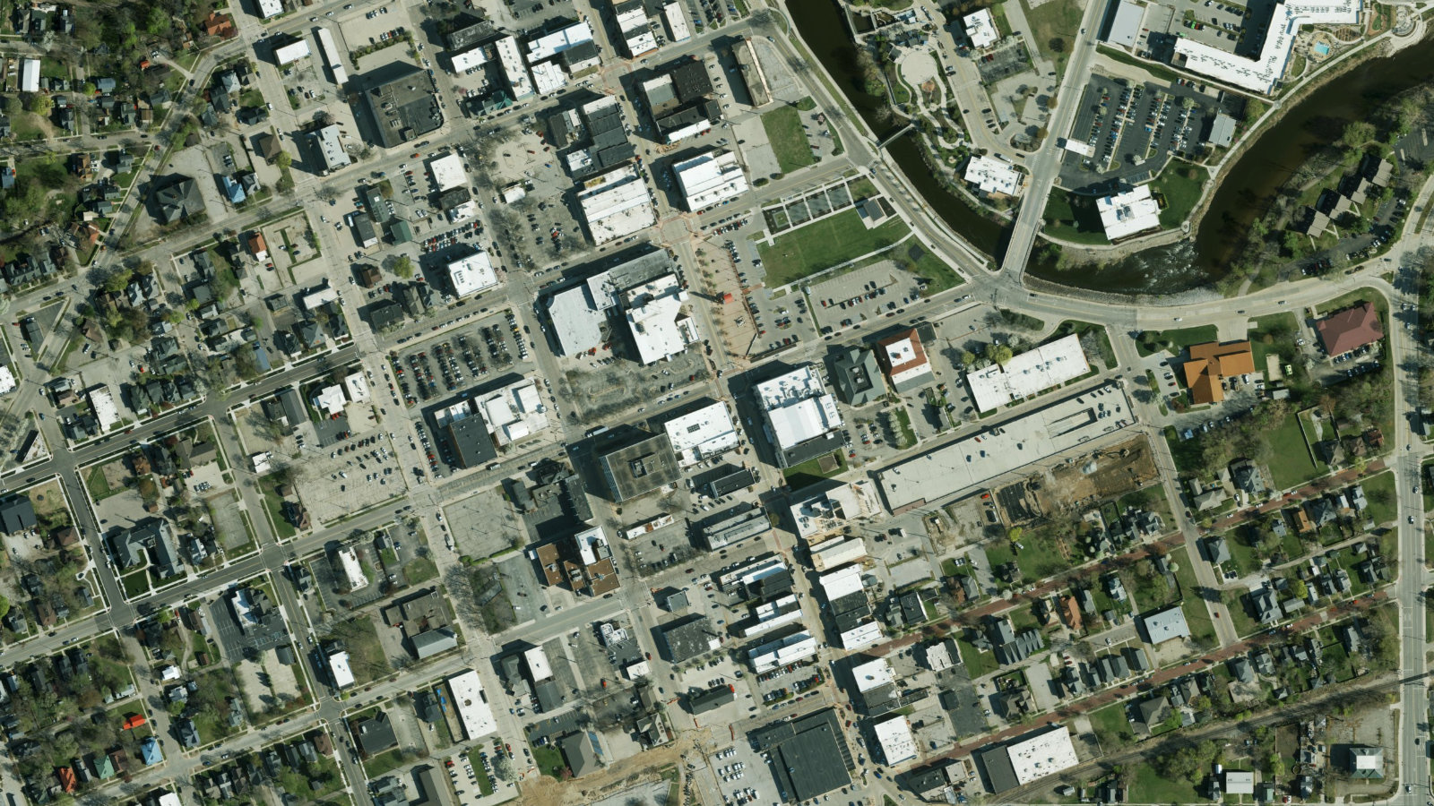 107 WEST FRANKLIN STREET, ELKHART, IN(本社・衛星)