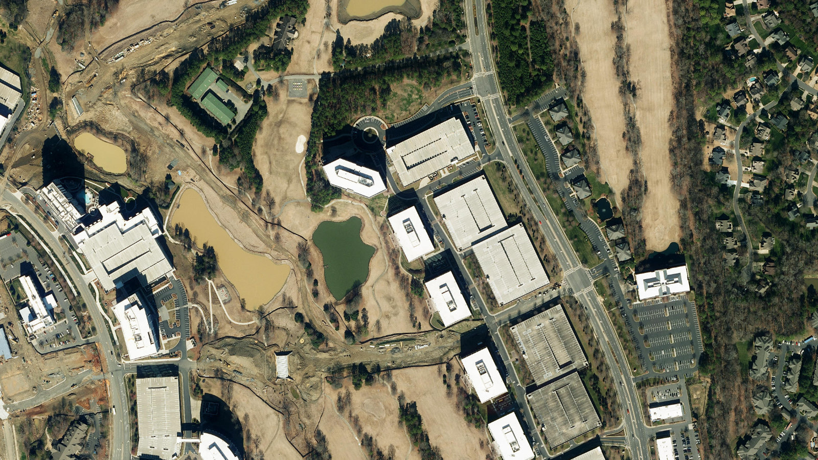 11605 N. COMM, CHARLOTTE, NC(本社・衛星)