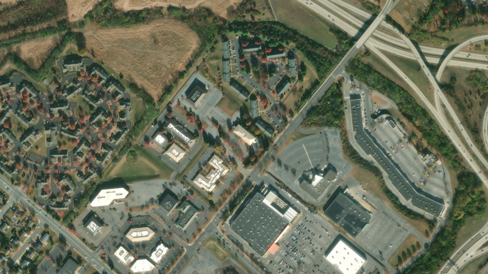 825 BERKSHIRE BLVD, WYOMISSING, PA(本社・衛星)