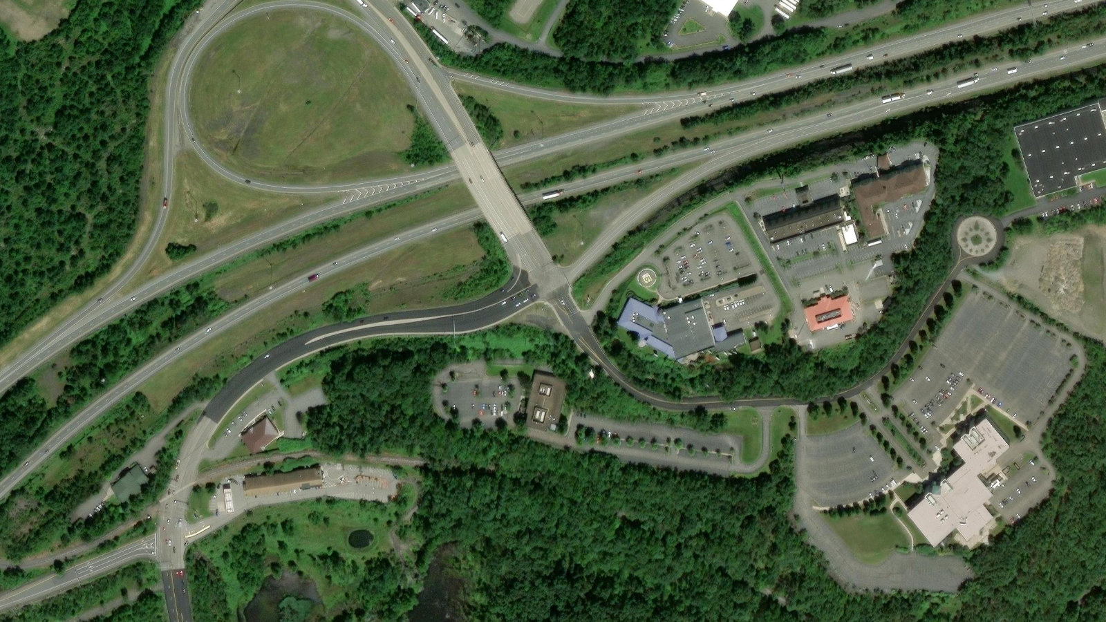 30 E D PREATE DRIVE, MOOSIC, PA（本社・衛星）