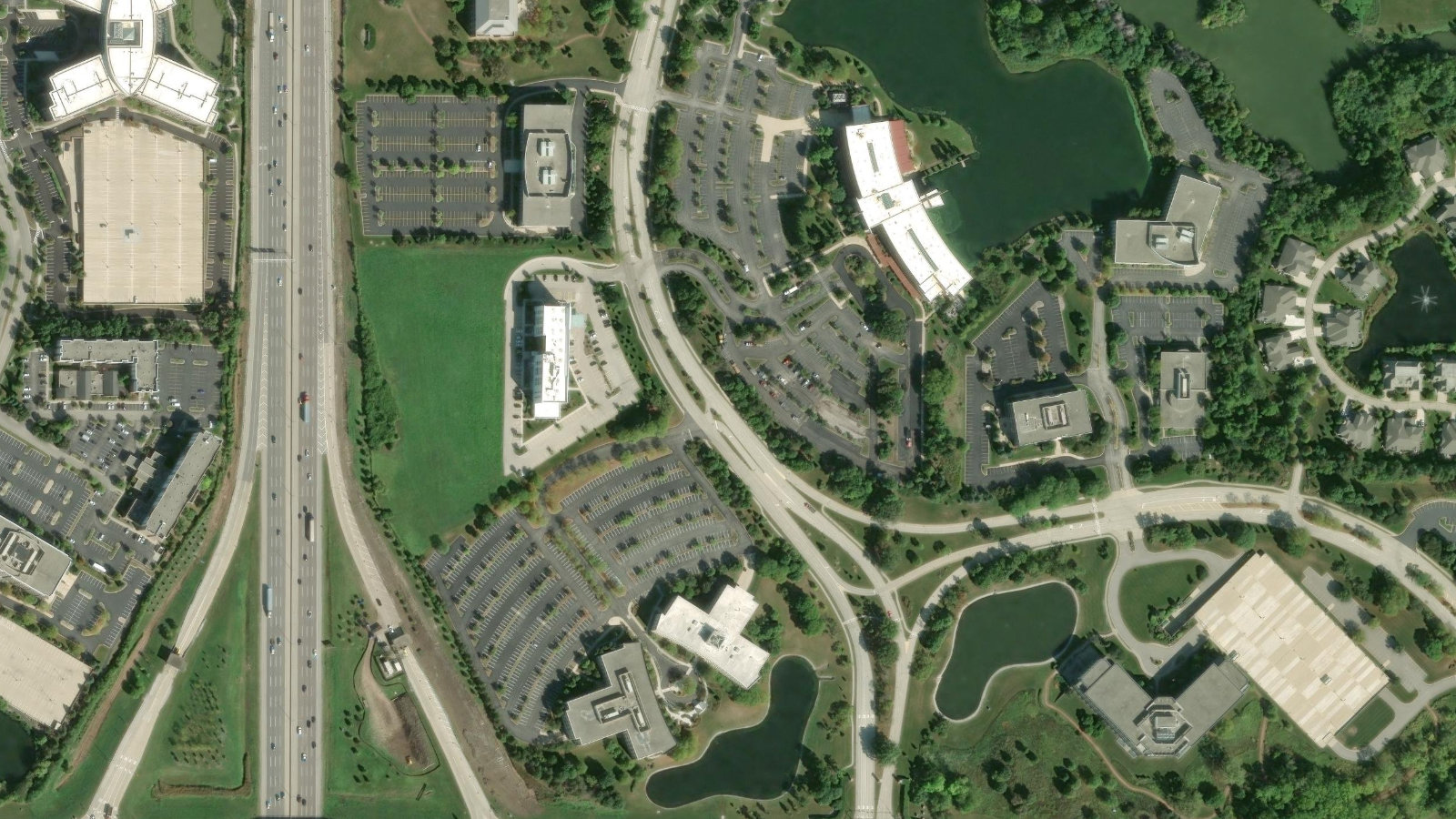 1 NORTH FIELD CT, LAKE FOREST, IL（本社・衛星）