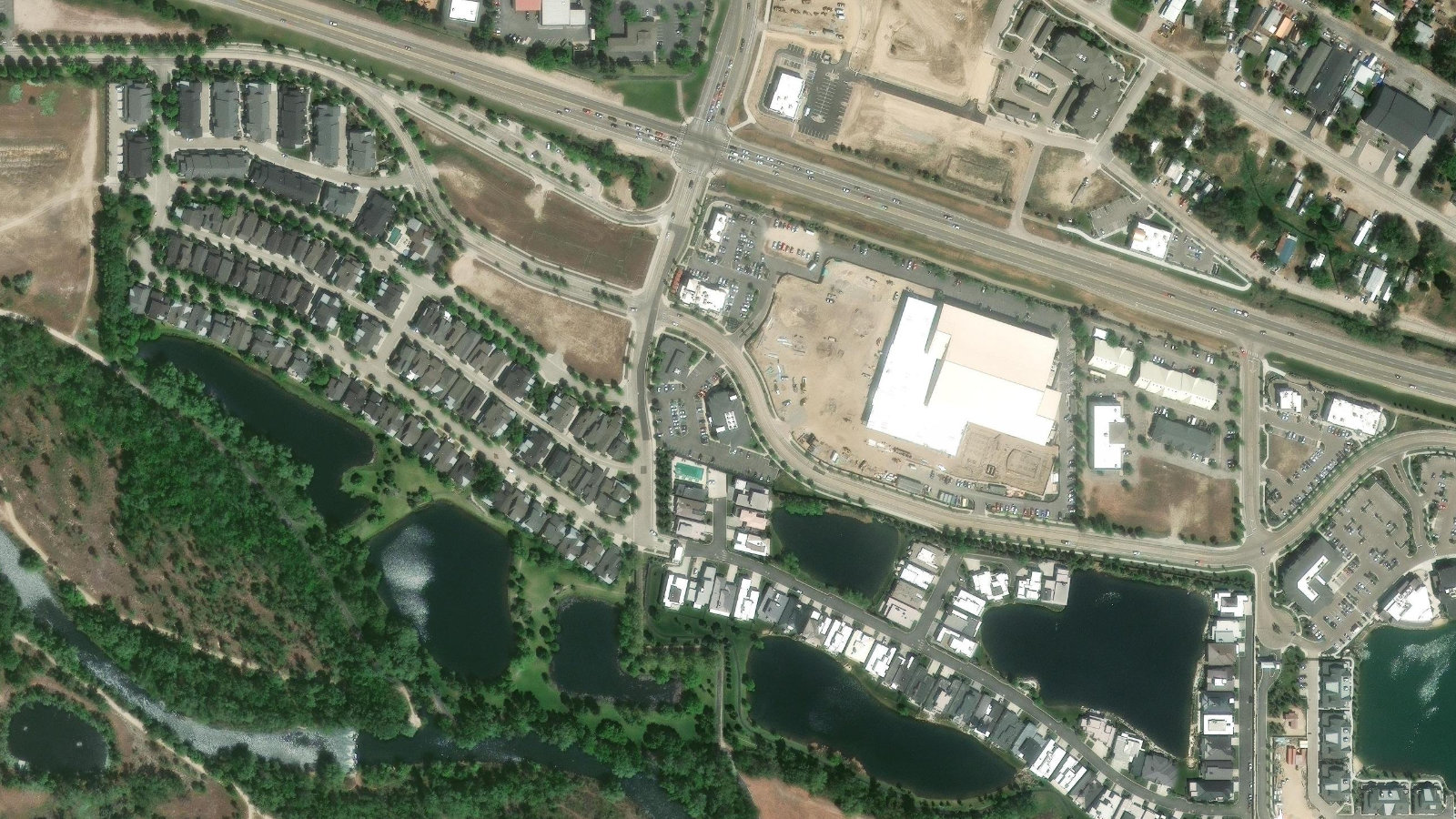 1675 E. RIVERSIDE DRIVE, EAGLE, ID(本社・衛星)