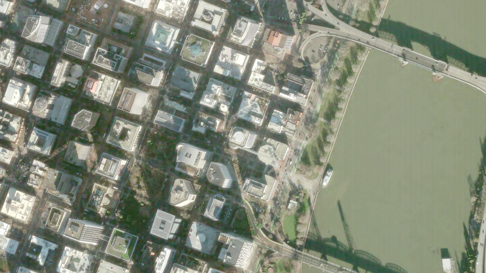 121 SW SALMON ST, PORTLAND, OR(本社・衛星)