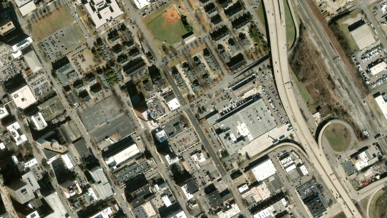 100 BROOKWOOD PLACE, BIRMINGHAM, AL（本社・衛星）