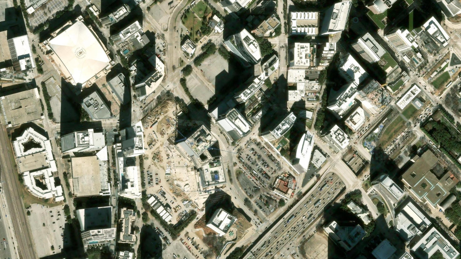 2300 N. FIELD STREET, DALLAS, TX(本社・衛星)