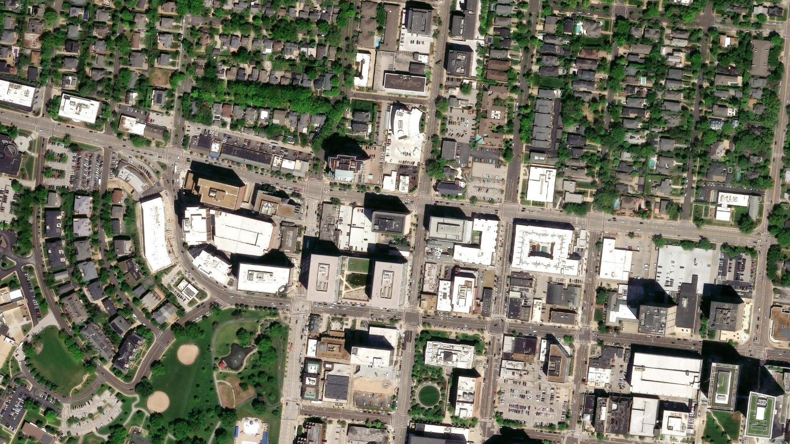 8000 MARYLAND AVE., CLAYTON, MO(本社・衛星)