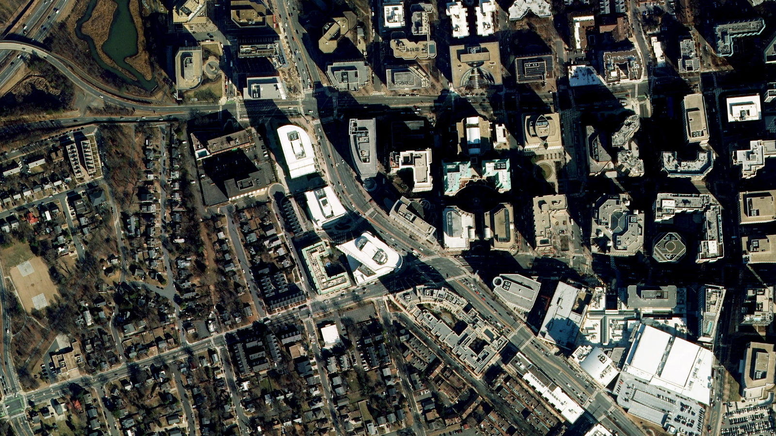 950 N. GLEBE RD., ARLINGTON, VA(本社・衛星)