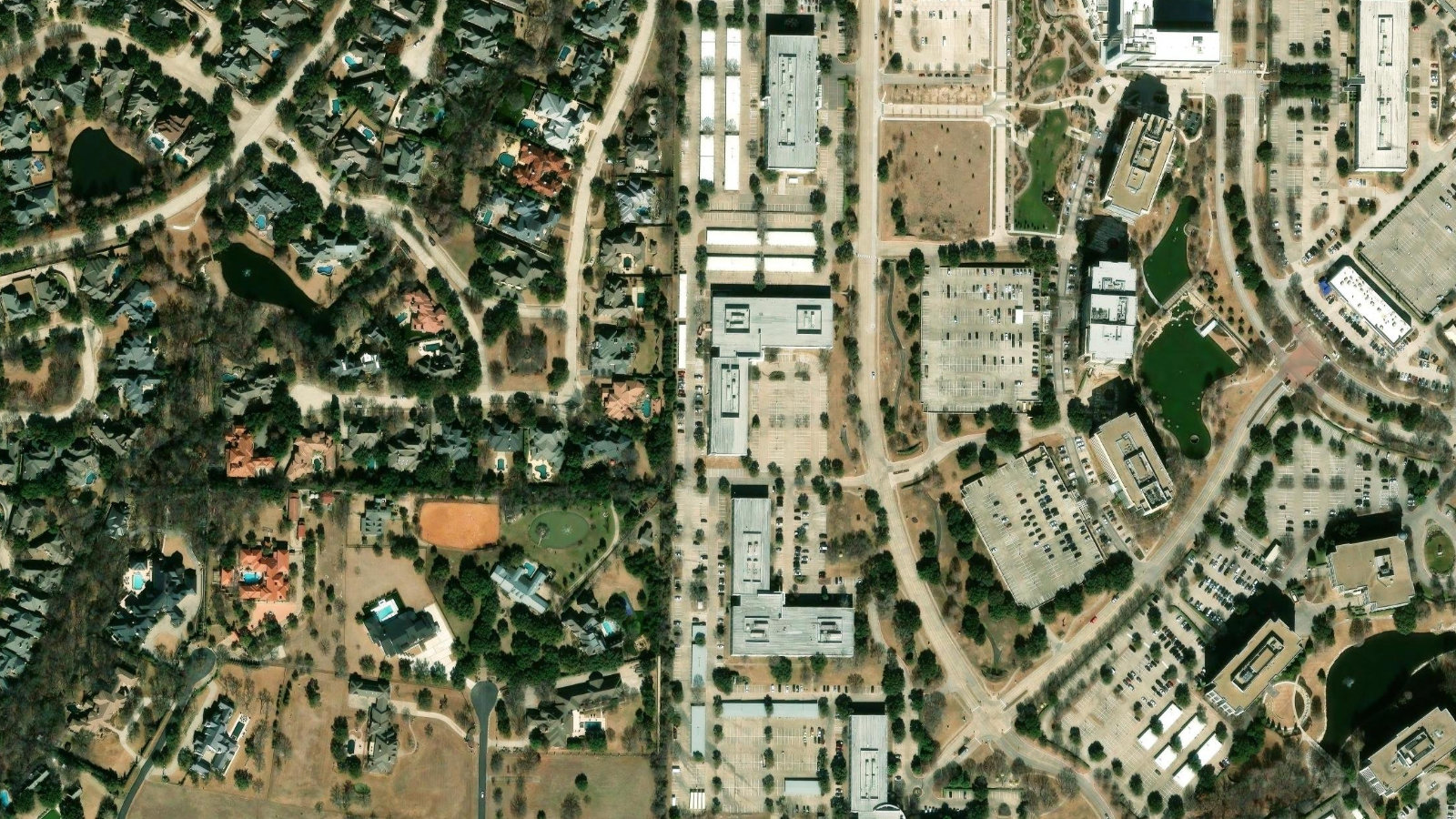 2811 INTERNET BOULEVARD, FRISCO, TX（本社・衛星）