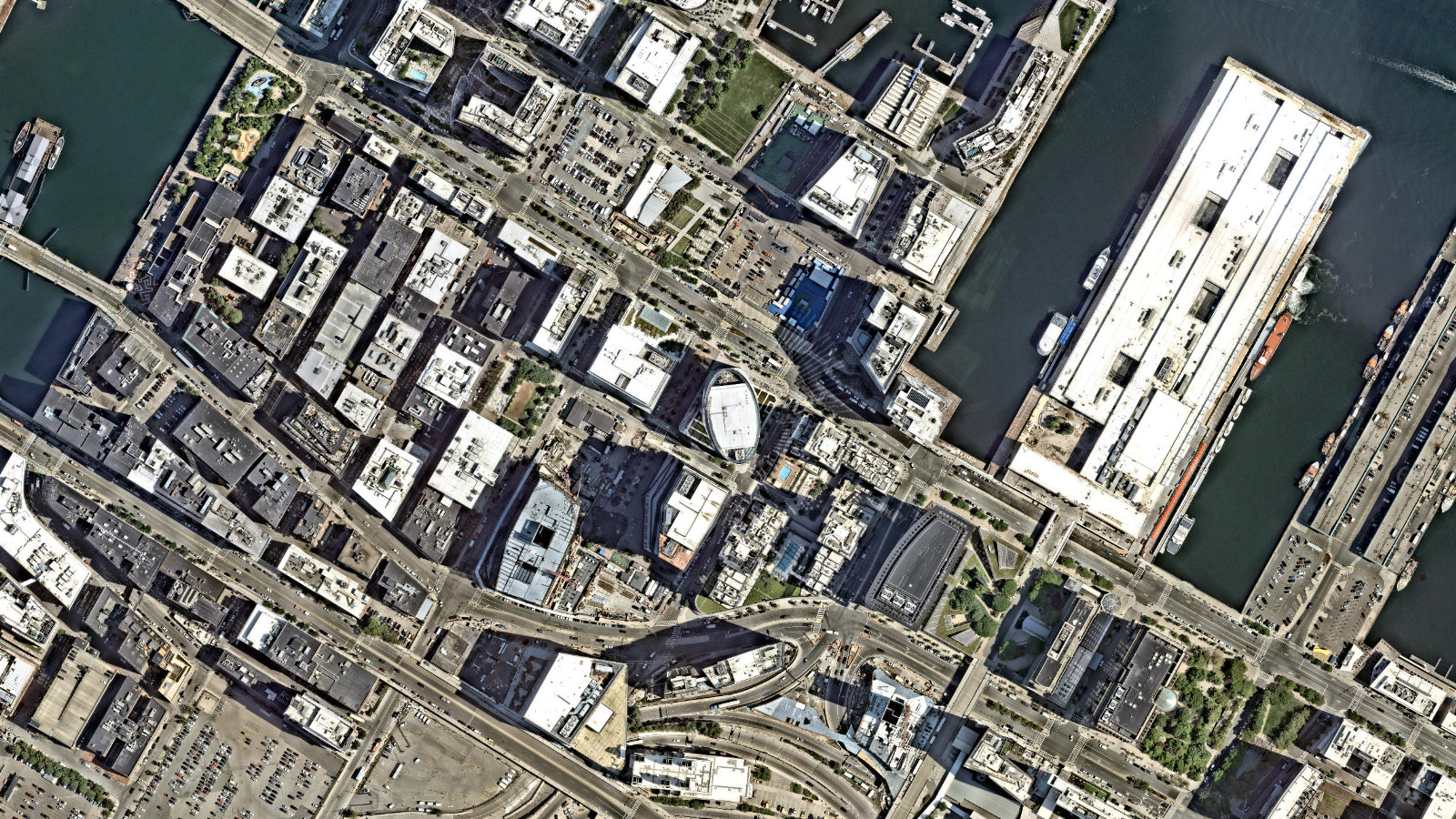 121 SEAPORT BOULEVARD, BOSTON, MA（本社・衛星）