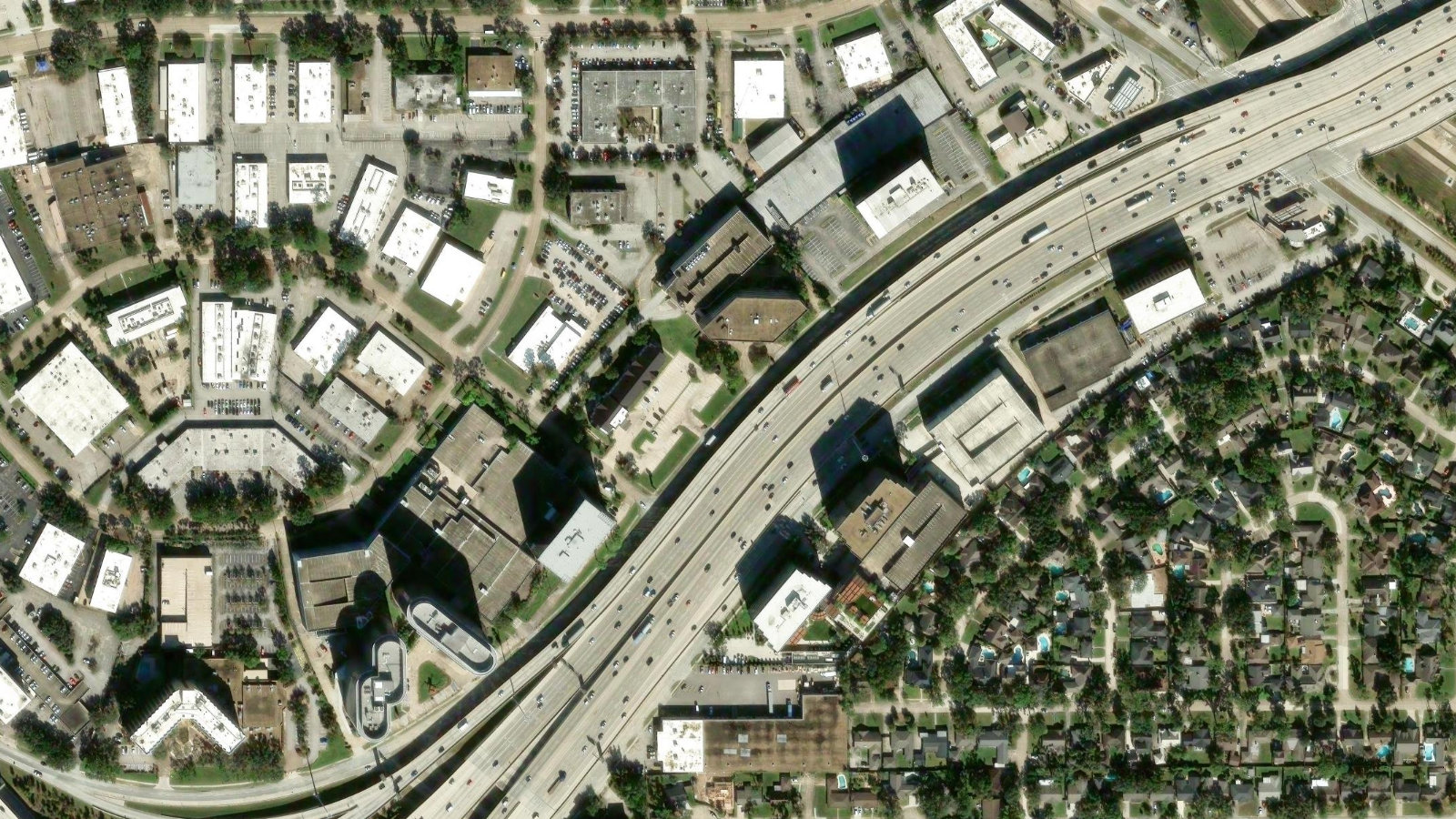 2727 NORTH LOOP WEST, HOUSTON, TX（本社・衛星）