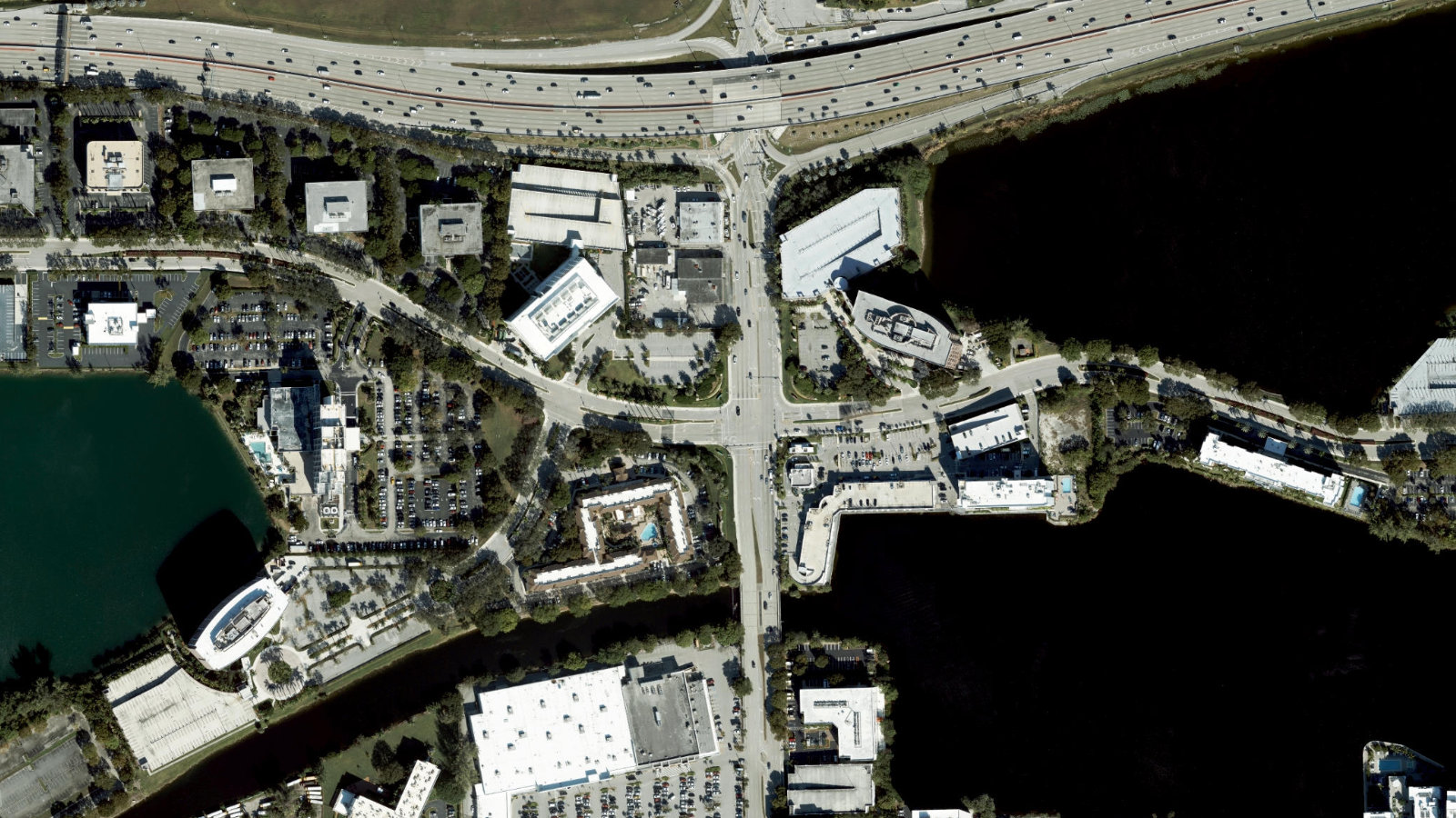 5707 BLUE LAGOON DRIVE, MIAMI, FL（本社・衛星）