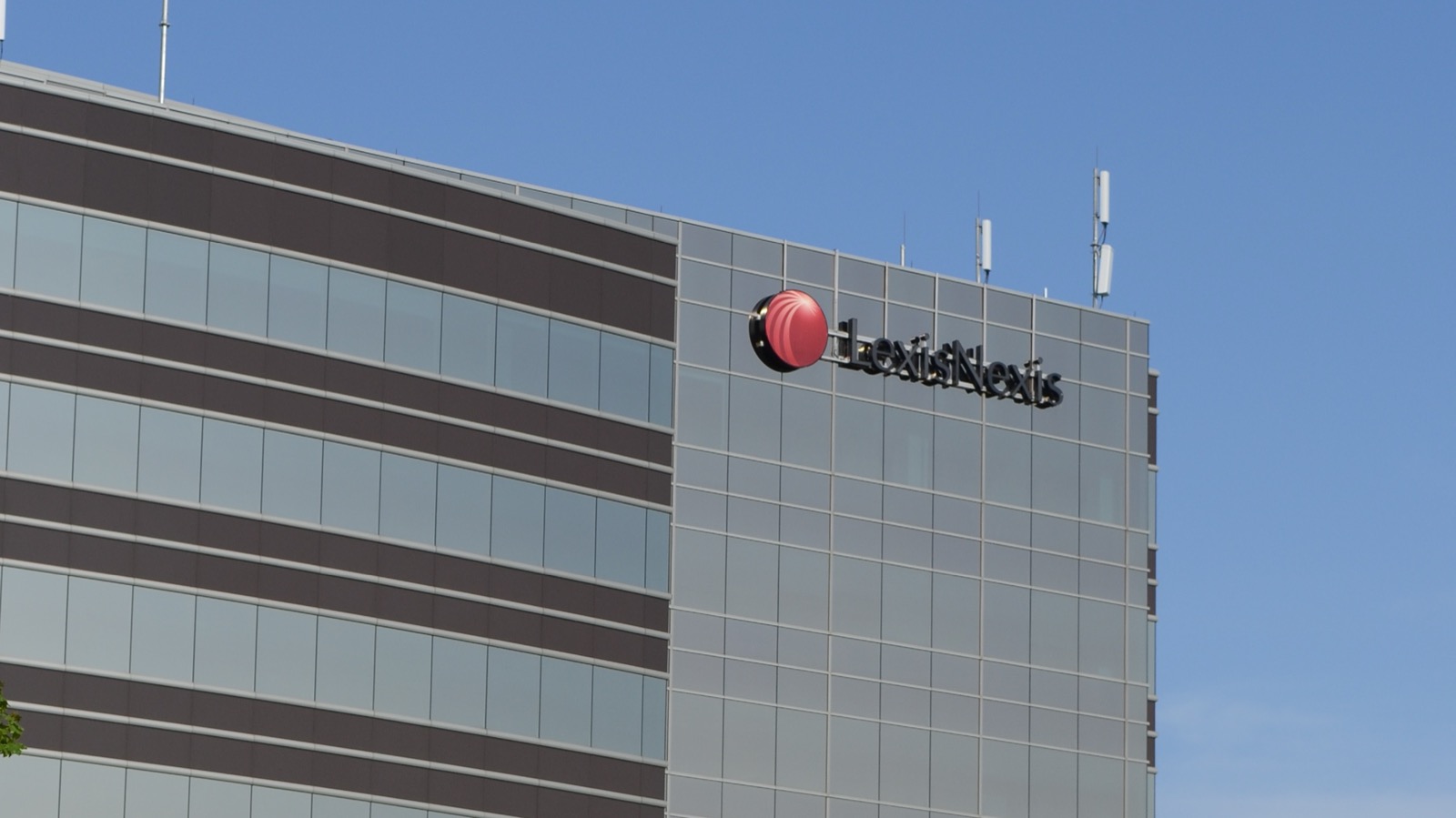 RELX plc の主力ブランド LexisNexis のオフィス(カナダ・オンタリオ州マーカム)。ビル上部に赤い地球儀ロゴと「LexisNexis」のワードマークが大きく掲げられている。
